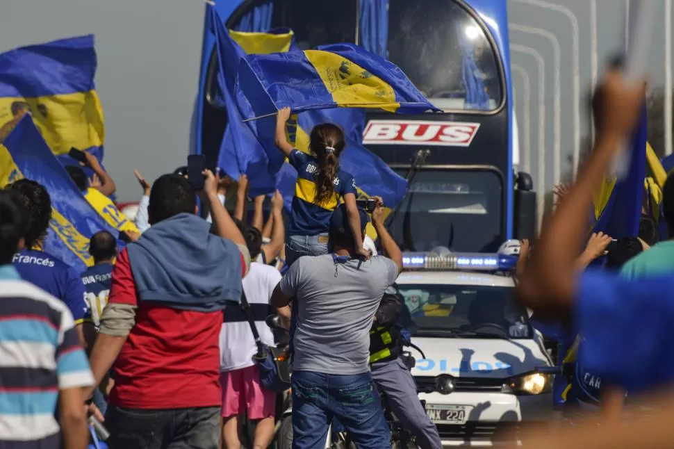 PURA PASIÓN. Más de 2.000 personas recibieron a los “xeneizes” en Formosa. TÉLAM