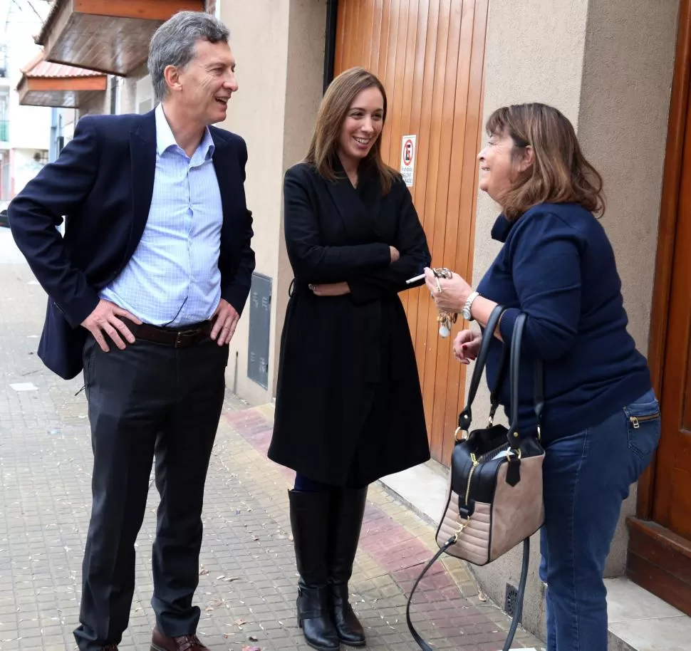 UN FUTURO MEJOR. Macri y Vidal visitaron ayer a los pobladores de La Plata y prometieron que la Argentina crecerá. DYN