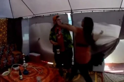 Sorprendente reacción de una mujer al descubrir a su novio infiel