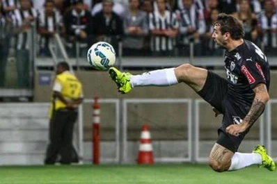 Pratto marcó un triplete para dejar al Atletico Mineiro puntero en el brasileirao