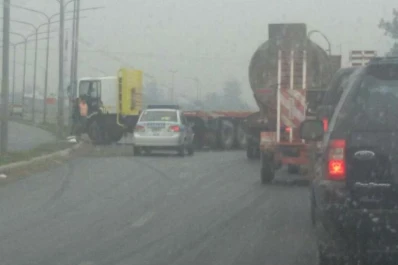 Un camión chocó con una columna, a la altura del barrio San Andrés