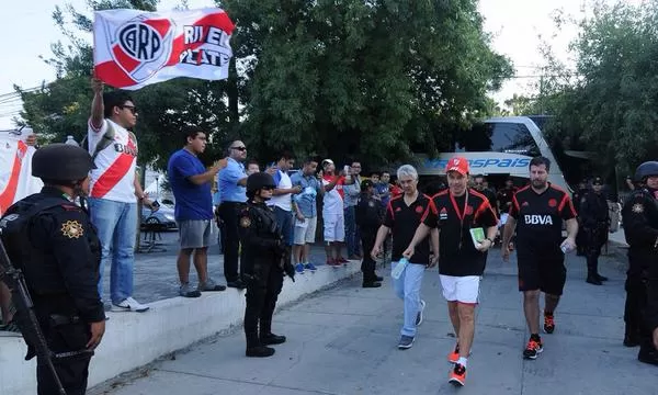 SIEMPRE ESTÁN. Hinchas de River apoyaron ayer al plantel al salir del hotel. foto tomada del twitter de @CARPoficial 