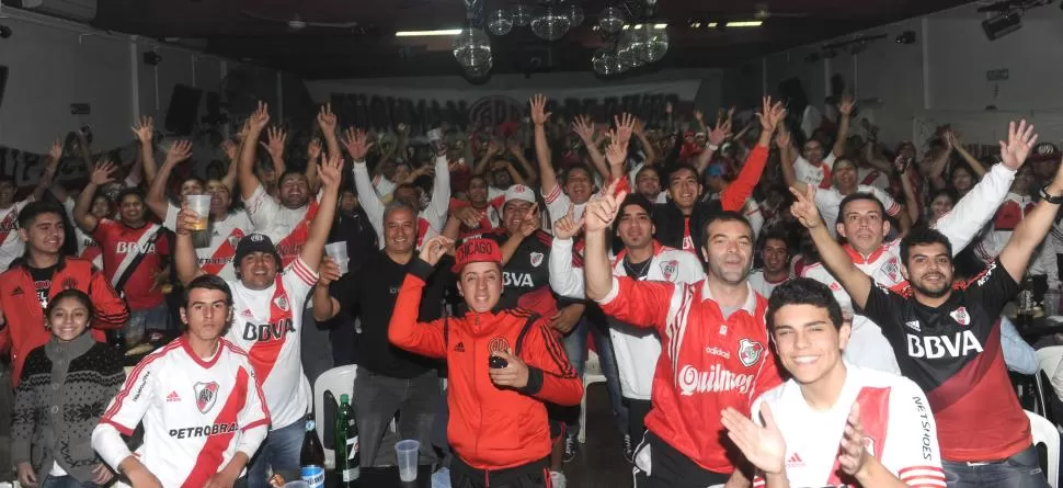 HICIERON SENTIR SU ALIENTO. Más de 250 simpatizantes del club de Núñez se reunieron en un local sindical de avenida Alem al 100 para disfrutar del partido. la gaceta / fotos de antonio ferroni