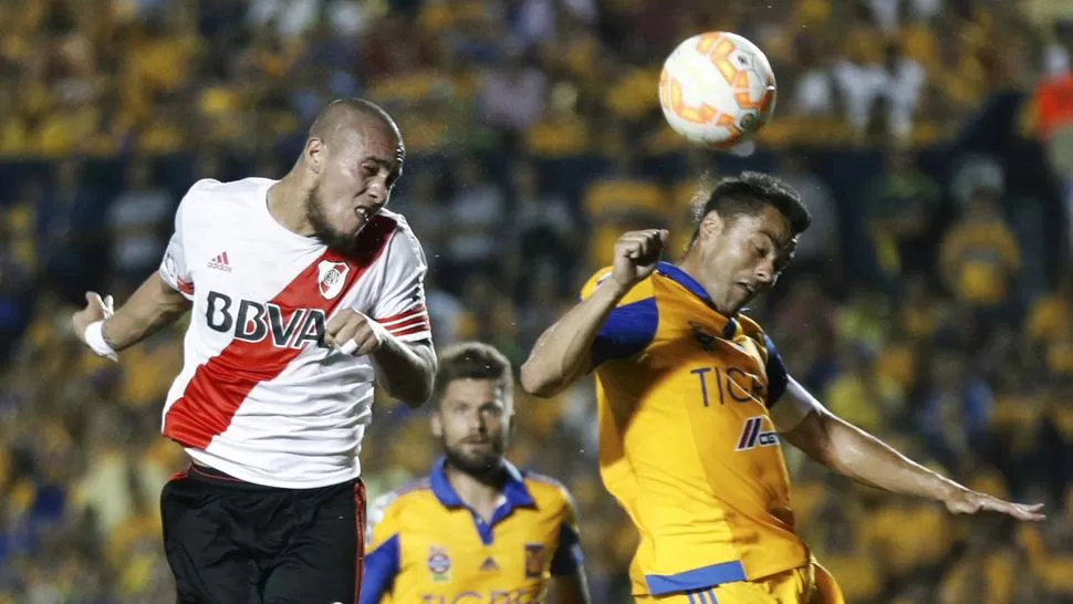 ASPERO. El defensor de River se las arregló para enfrentar al francés Gignac. REUTERS