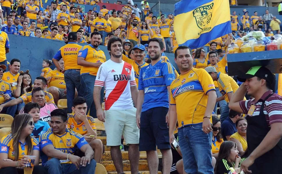 ENCONTRÓ UN LUGAR. Un hincha de River comparte un lugar en la tribuna repleta de seguidores de Tigres. télam