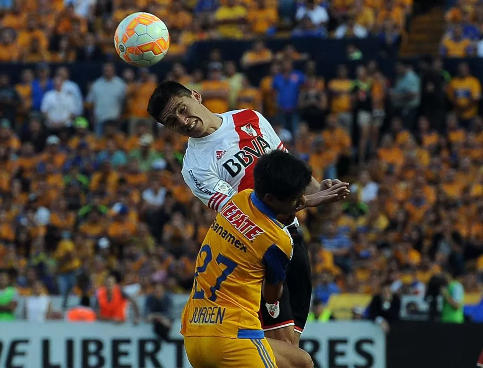 GANÓ ARRIBA. El tucumano Kranevitter le corta la intención al Damm, el rapidito de Tigres que tuvo el triunfo y lo desperdició. télam