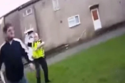 El increíble ataque de un hombre con un cuchillo a dos policías