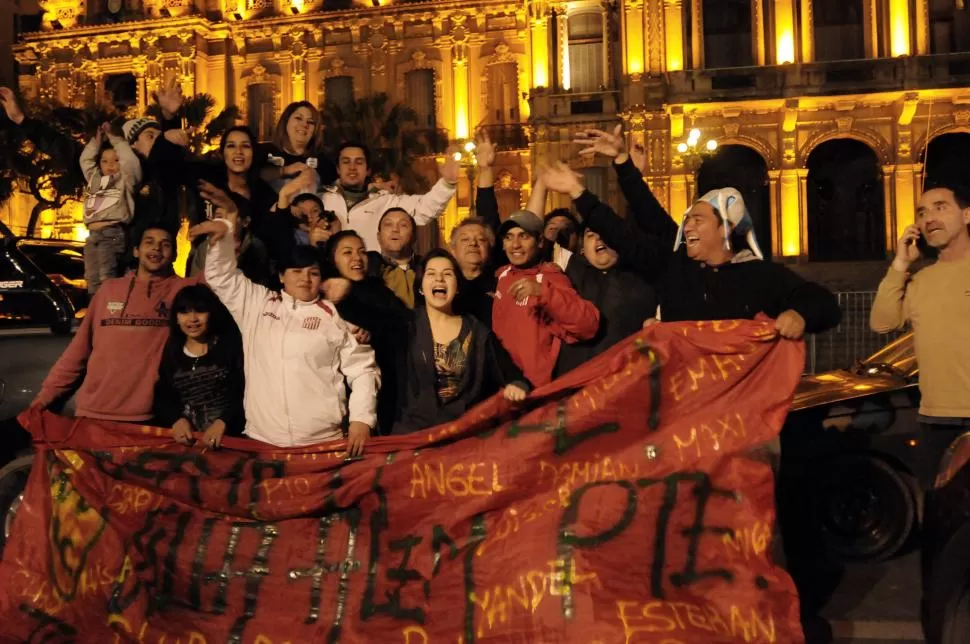 EUFÓRICOS. Vecinos y amigos de Amargós festejaron en la plaza Independencia su triunfo olímpico. la gaceta / foto de oscar ferronato
