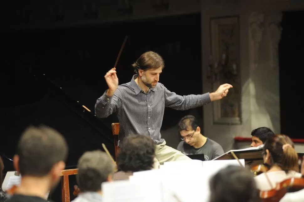 EN ENSAYO. Darío Domínguez Xodo elogió a los integrantes de la Orquesta Sinfónica de la UNT, a la que dirige por segunda vez en este año. LA GACETA / Foto de Héctor Peralta (Archivo)