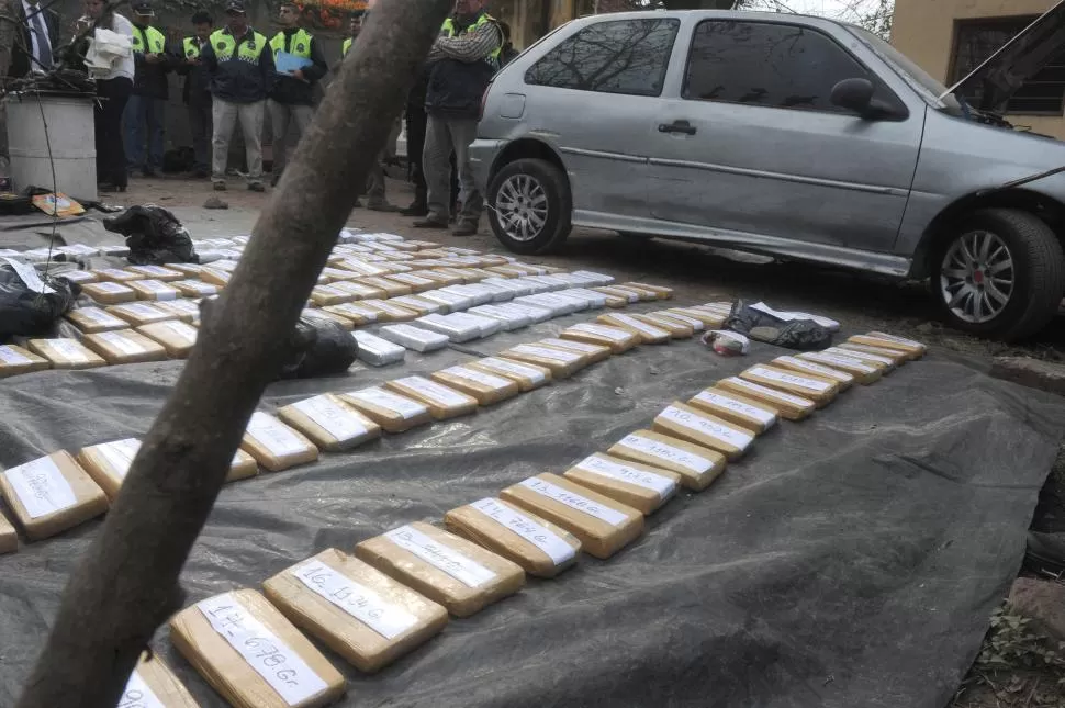 SECUESTRO. La droga estaba compactada en “ladrillos” y los traficantes la habían ocultado dentro de dos autos.  la gaceta / foto de antonio ferroni