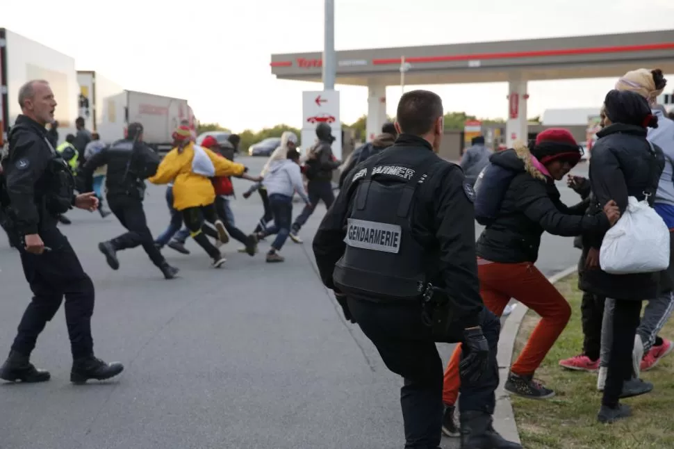 CALAIS. Reprimen a quienes buscan cruzar ilegalmente a Inglaterra. reuters