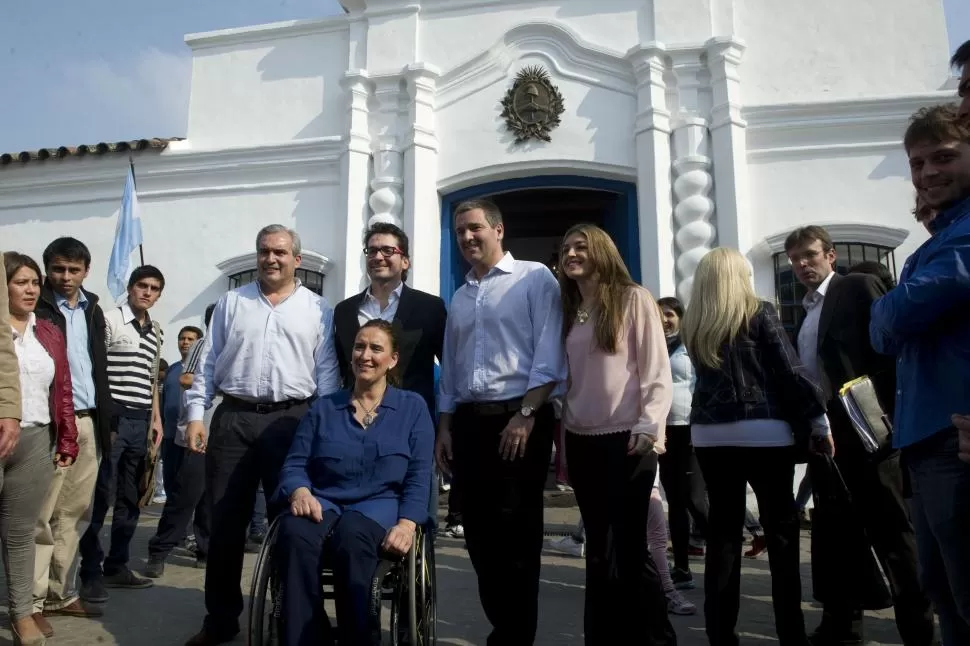 OPOSICIÓN. Gabriela Michetti posa junto a Water, Garretón, Colombres Garmendia y Laura Costa, candidatos del macrismo en Tucumán. la gaceta / foto de jorge olmos sgrosso