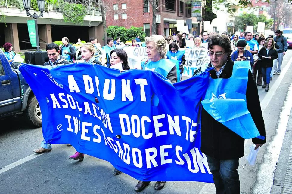 MOVILIZACIÓN. Docente vocearon su reclamo por las calles del microcentro. la gaceta / foto de jorge olmos sgrosso