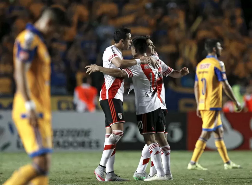 PURA ALEGRÍA. Funes Mori, Martínez y Kranevitter se saludan una vez que terminara el encuentro en tierra mexicana. fotos de reuters