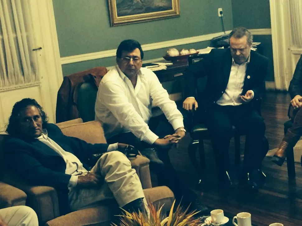 BAJO PRESIÓN. Yapura Astorga, entre el cacique Santos Pastrana y el letrado Sebastián Grunauer, durante la reunión de ayer en Fiscalía de Estado. la gaceta / foto de roberto delgado
