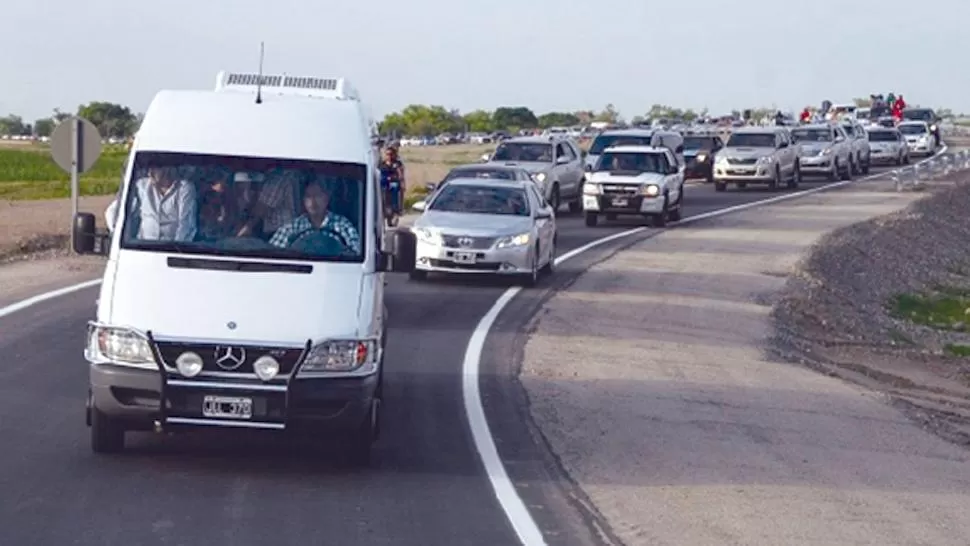 CARAVANA. Como en la inauguración de otros tramos, decenas de vehículos acompañaron a la comitiva oficial. ARCHIVO PRENSA Y DIFUSIÓN