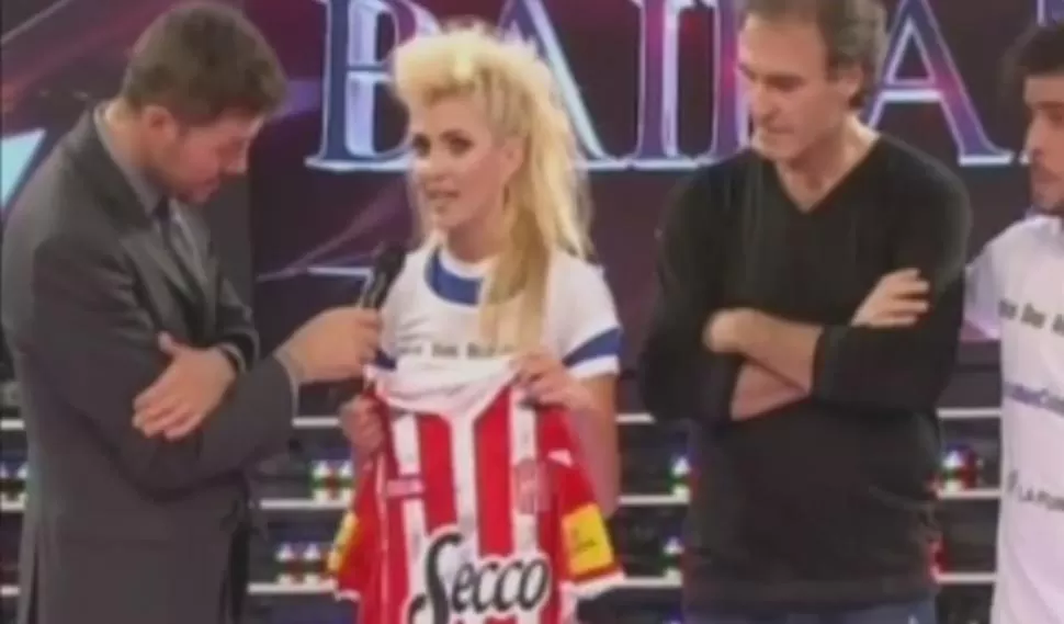 RECUERDO, Marcelo Tinelli muestra la casaca que le regaló Cande Ruggeri, IMAGEN DE TV