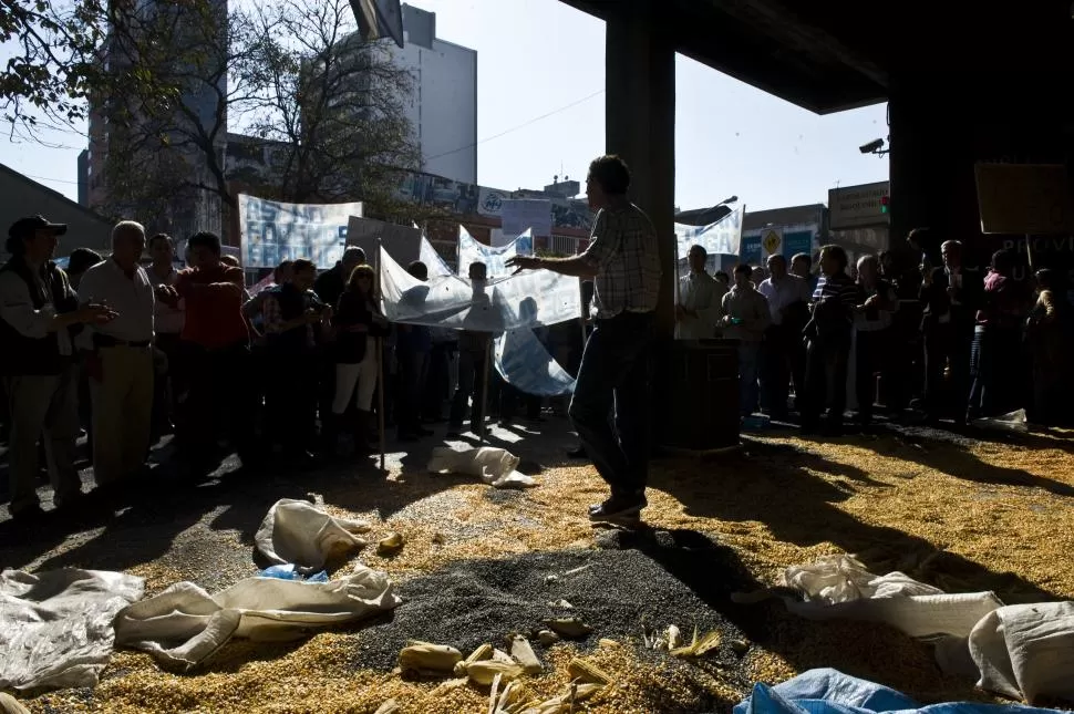 DESCONTENTO. Los productores marcharon con bolsas de maíz, de poroto y de trigo, y arrojaron el contenido en la entrada al edificio de Rentas. la gaceta / foto de jorge olmos sgrosso