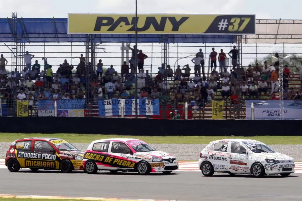 CARRERA MEMORABLE. El 8 de marzo de este año, en el transcurso de la primera presentación de la C-2 en el trazado santiagueño, hubo lucha tucumana por el N°1, entre Lucas Mohamed y Pablo Ortega. foto de marcelo ranea 