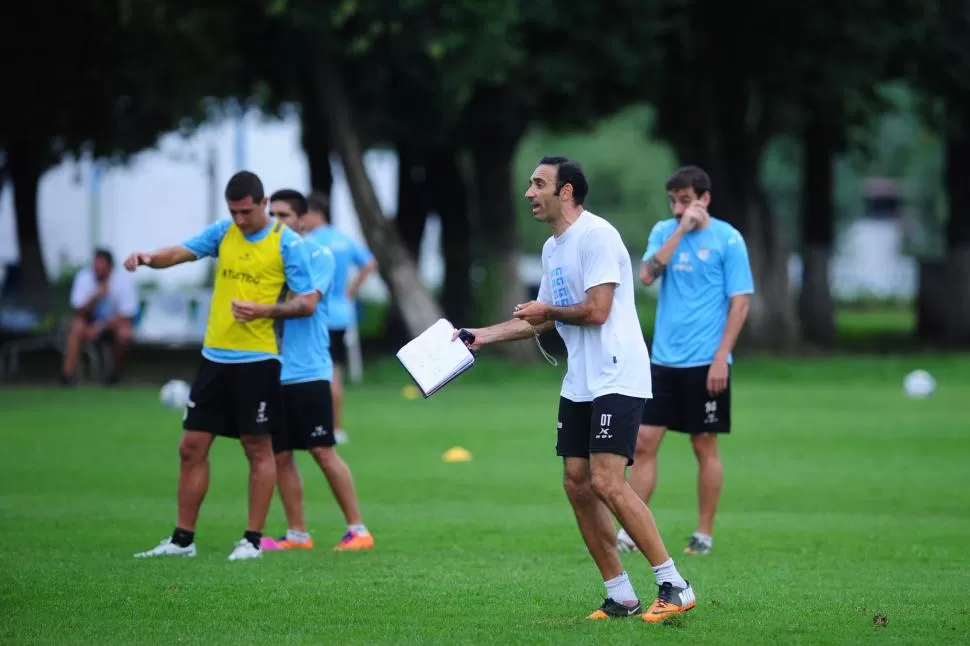 CAMBIO DE PLANES. El “Vasco” Azconzábal tendrá que modificar la rutina del equipo tras un nuevo cambio de horario para el partido de mañana a las 20 frente a Guillermo Brown de Puerto Madryn. LA GACETA / FOTO DE DIEGO ARÁOZ (ARCHIVO)