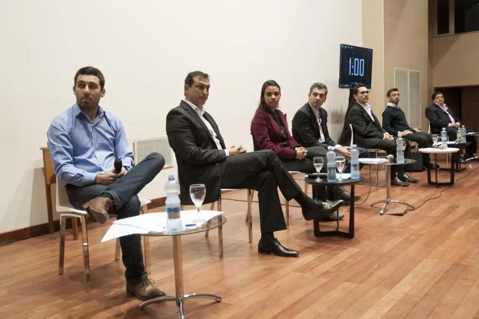 EN EL AULA MAGNA DE DERECHO. De izquierda a derecha, los precandidatos a diputado nacional Poggio, Dumit, Arreguez, Correa, Garretón, Sánchez y Orellana intercambiaron ideas y proyectos en caso de llegar al Congreso nacional. la gaceta / fotos de inés quinteros orio