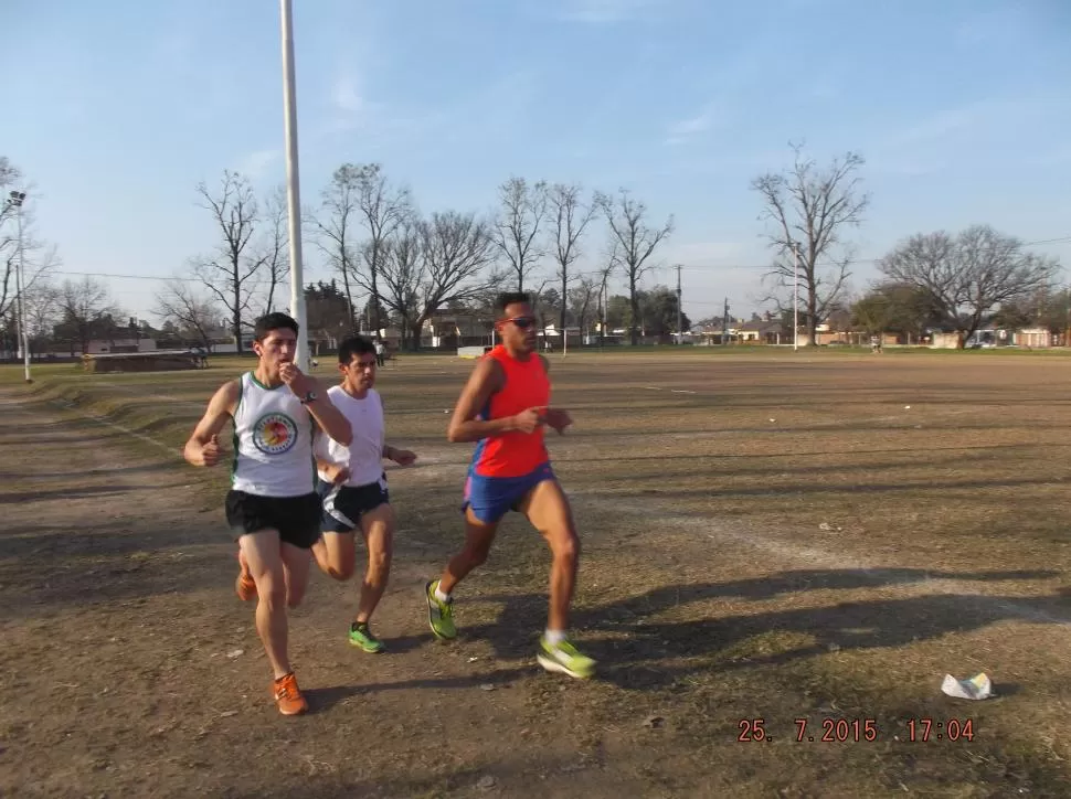EN PISTA Y CAMPO. Hubo un gran número de atletas en la cálida jornada. FOTO DE GUILLERMO RUBINO