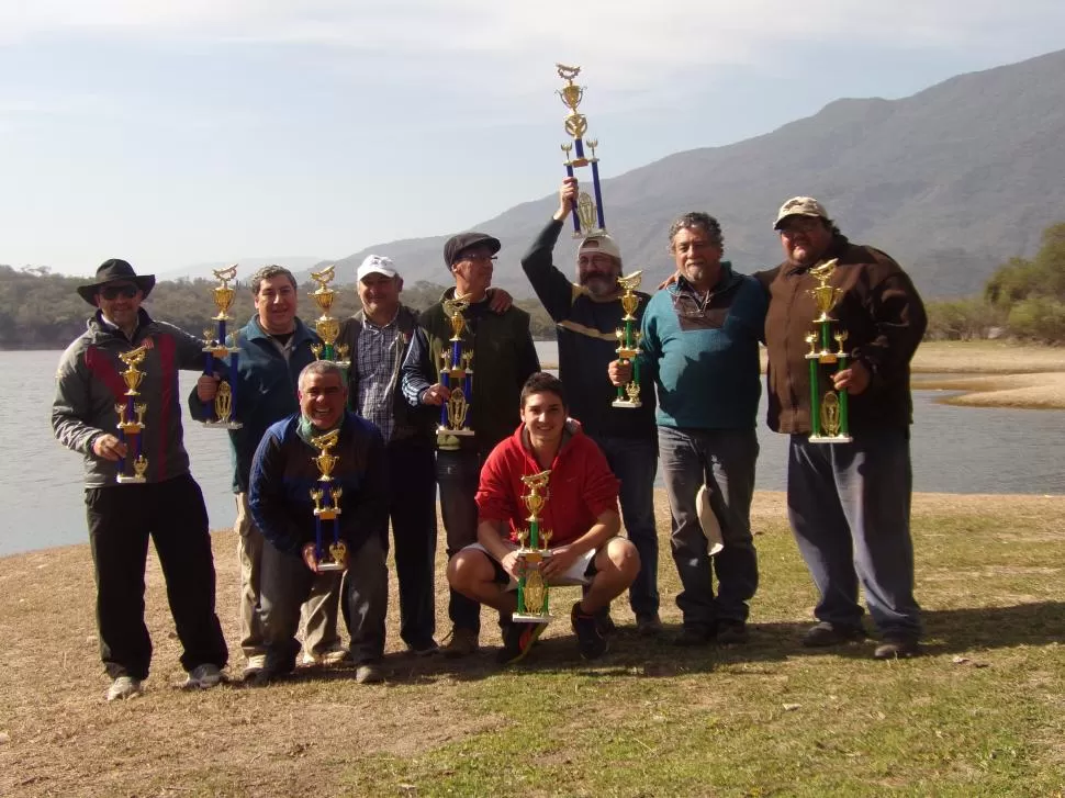 LOS QUE SUBIERON AL PODIO.  Parados, de izquierda a derecha: Edgardo Ramírez, Sergio Wayar, Carlos Alberto Nieva, José Arancibia, César Maciel, Agustín Velazco y Ezequiel Navarro. Sentados aparecen Santiago Acosta y Joaquín Maciel. LA GACETA