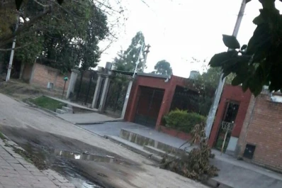 Una pérdida de agua potable aflige a los vecinos del barrio Atep II