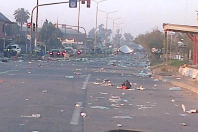 Quejas por la suciedad en que queda la ruta por la feria de El Manantial