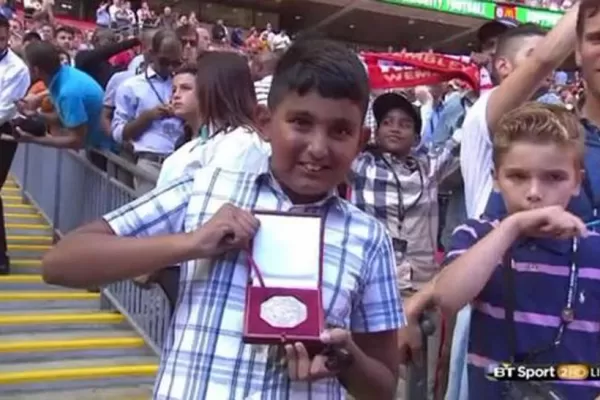 Mourinho se enojó por perder y tiró la medalla del segundo puesto en la cancha