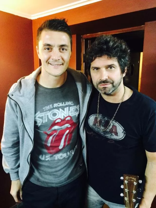 AMIGOS. Antes de la función, Leandro González se sacó una foto con Iván Noble entre las bambalinas del Teatro Alberdi.  fotos del facebook de leandro g20