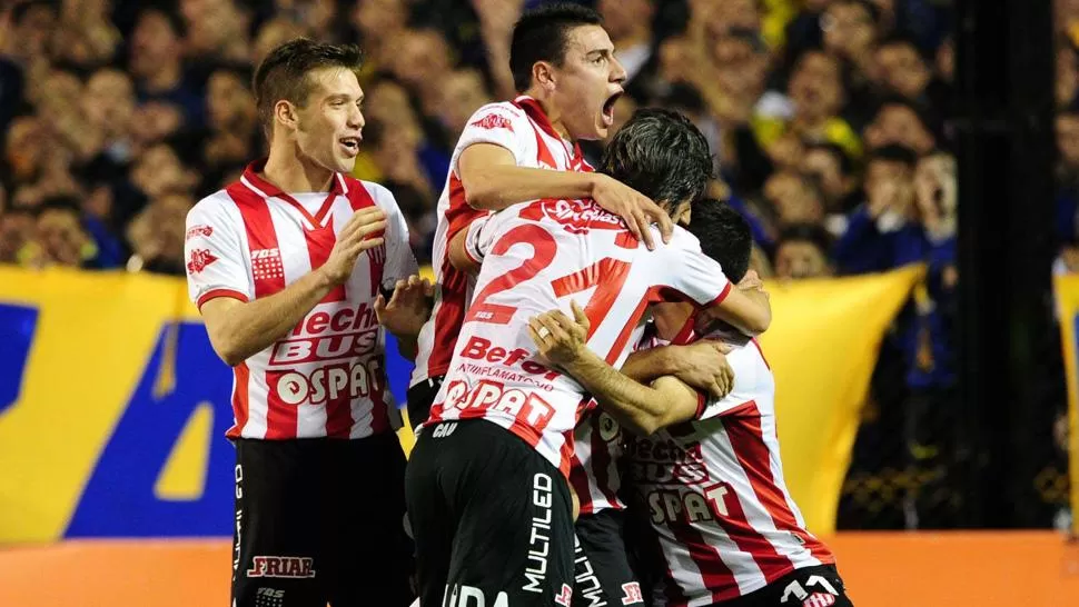 HAZAÑA. Los jugadores de Unión celebran el gol de la victoria en La Bombonera. TELAM