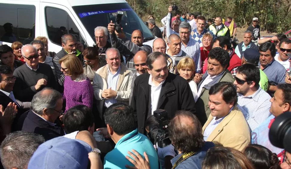 SOBRE LA RUTA. Alperovich y Manzur recorrieron el último tramo de la ruta 38, que será habilitado el martes.  foto de dardo aguirre