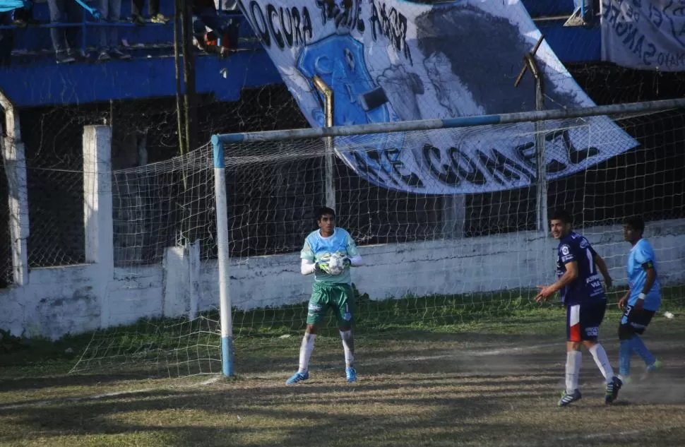 SOLVENCIA. Es lo que brinda Walter Morales en la valla de Deportivo Aguilares. la gaceta / foto de OSVALDO RIPOLL (archivo)