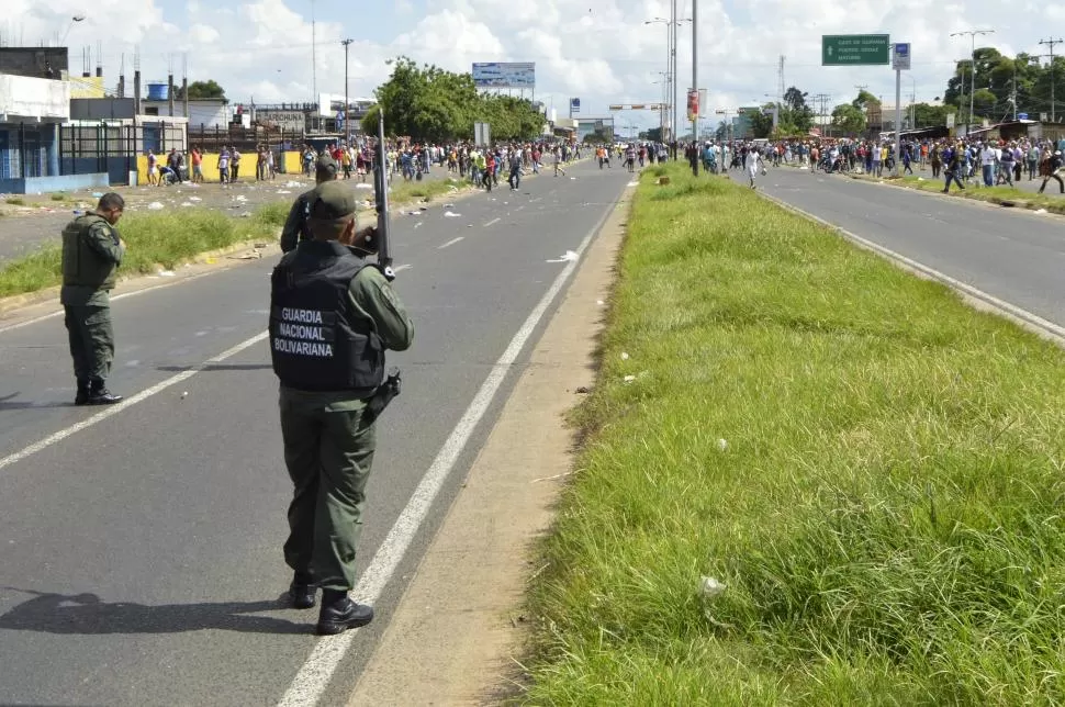 EN SAN FÉLIX. La Guardia Nacional no logró impedir la avalancha humana que atacó a supermercados. reuters
