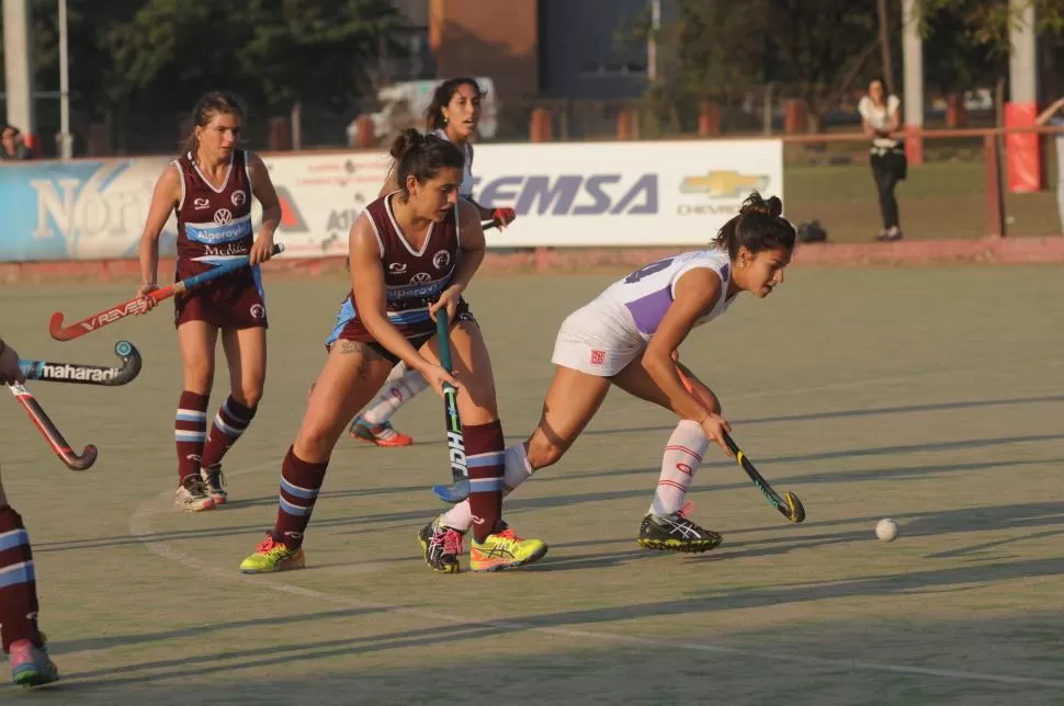 AL ATAQUE. Araceli Herrera, de Los Tarcos A, deja atrás a Candelaria Rojas, del Jockey Club, y encara hacia el área rival. la gaceta / foto de inés quinteros orio