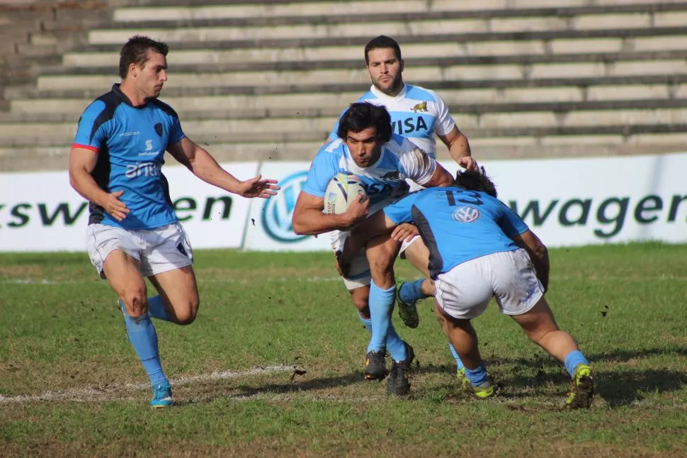 CAPITÁN AL ATAQUE. Matías Orlando intenta pasar ante la defensa de un charrúa. PRENSA UAR