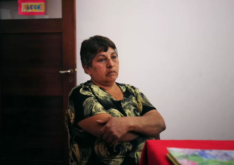 CIRUJA, CARTONERA Y VÍCTIMA DEL PACO. Dora Ibáñez, madre del pañuelo negro, este jueves en una habitación de la escuela Costanera Norte. LA GACETA / Foto de Florencia Zurita