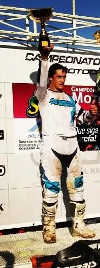 EN EL PODIO. Iván Galván fue 2° en la prueba de MX1 B. foto de iván galván