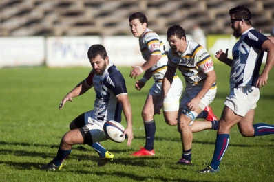 Uno adentro, el otro afuera