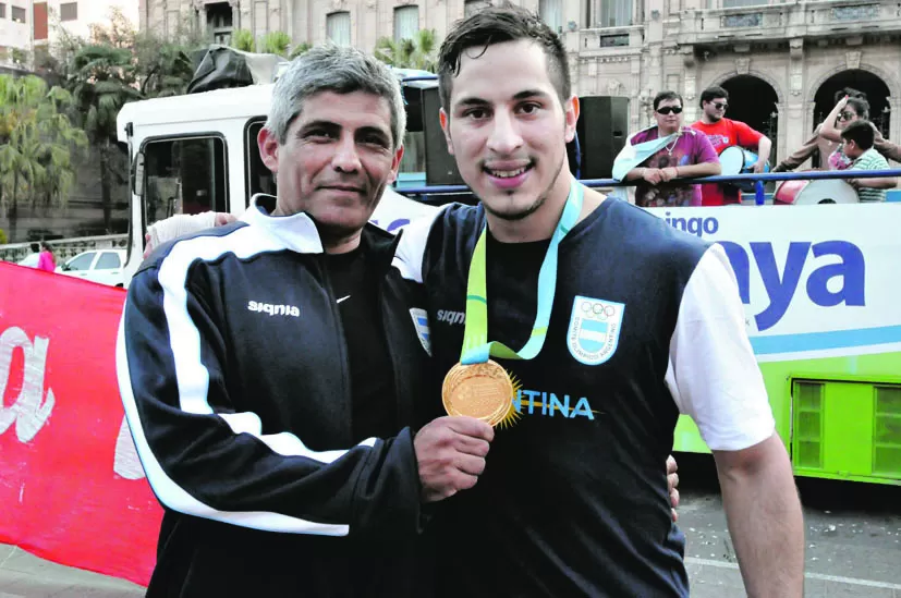 PERMISO. Andrada, instructor de Amargós, miró y también tocó la medalla. la gaceta / foto de florencia zurita