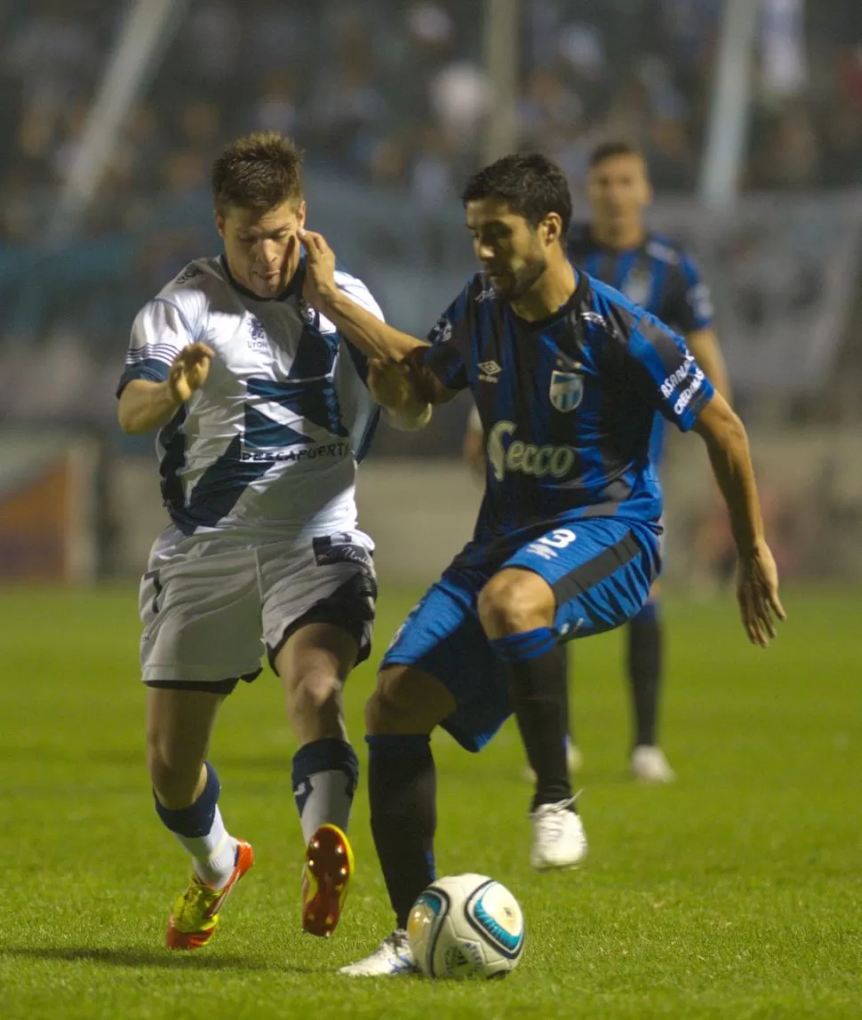CON BRONCA. Cáceres, quien protege la pelota de Jofre, se fue caliente del Monumental por el empate ante Brown.  la gaceta / foto de jorge olsmos sgrosso