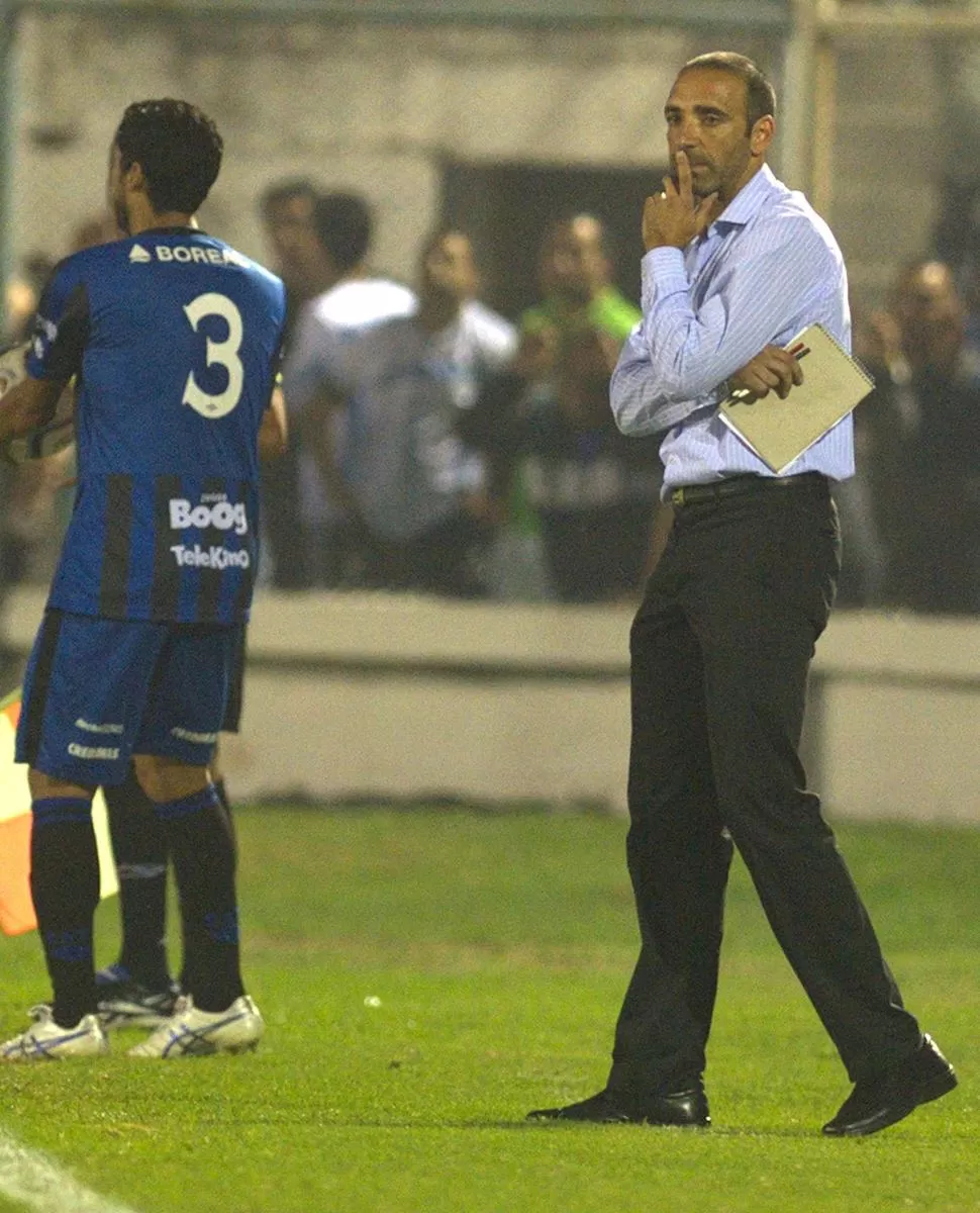LÁSTIMA. Azconzábal y su Atlético no pudieron romper la defensa de Brown. la gaceta / foto de jorge olmos sgrosso