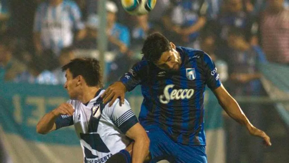 BIEN ATRÁS, MAL ARRIBA. Cáceres, que gana en el salto, no fue opción de ataque ayer. Le faltó punch y sorpresa en ofensiva. la gaceta / foto de jorge olmos sgrosso 
