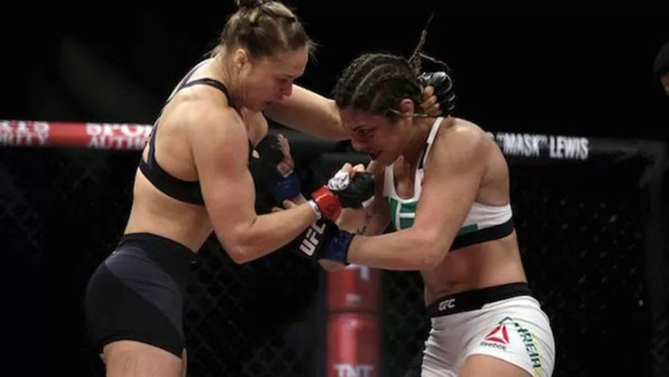 SIN PIEDAD. Ronda con todo ante la retadora brasileña. (PBS.COM)