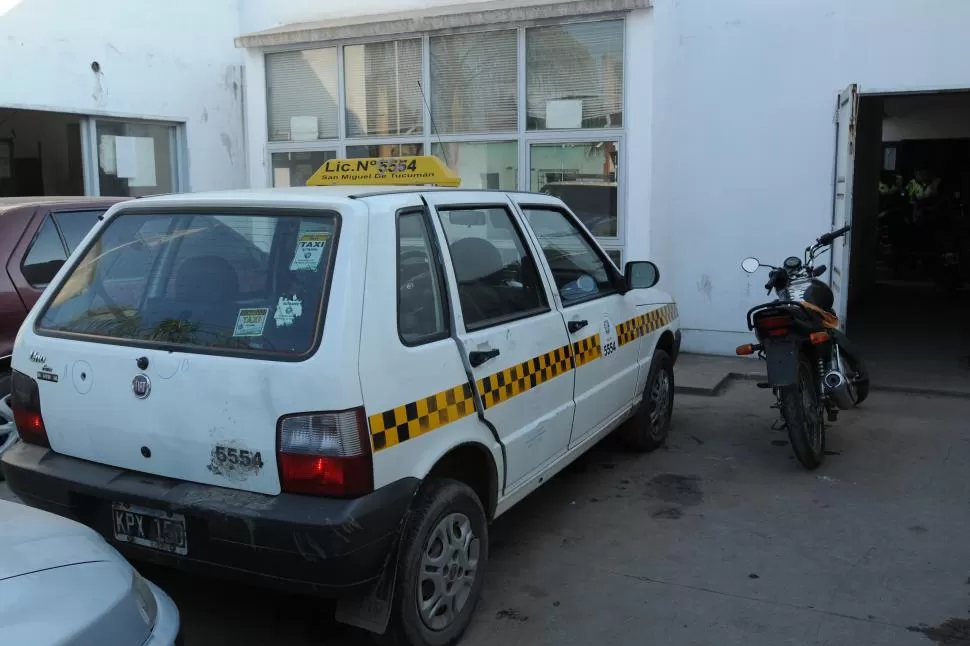 SECUESTRADO. El taxi está en la puerta de la seccional 4ª, en San Cayetano, donde ayer trabajaron los peritos. la gaceta / fotos de inés quinteros orio 