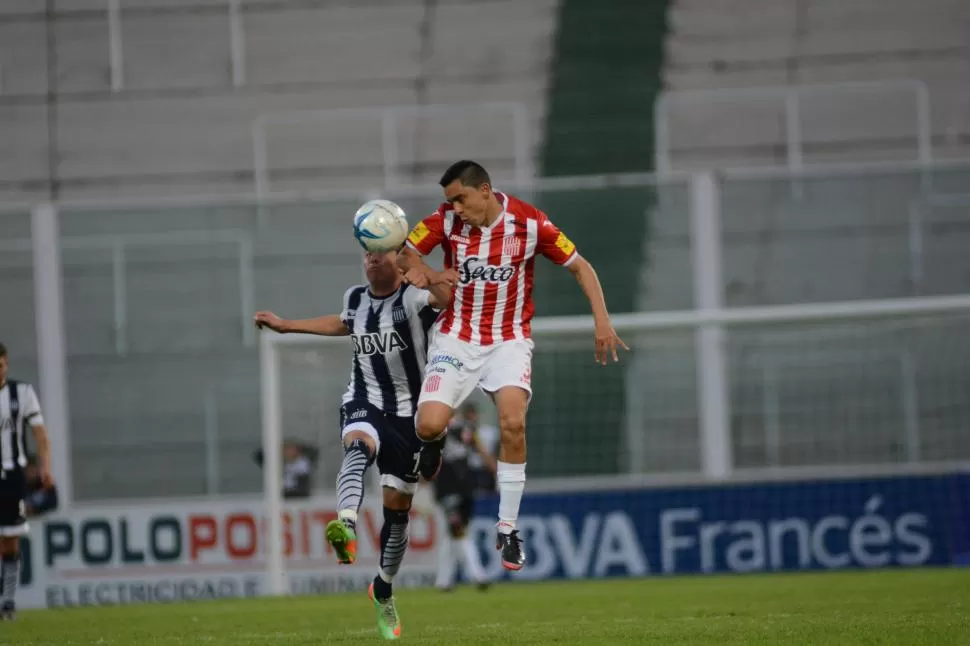 SE JUGÓ CON DIENTES APRETADOS. Rolando Serrano se anticipa a Ezequiel Barrionuevo. San Martín reaccionó a tiempo. foto de ariel carreras (especial para la gaceta)