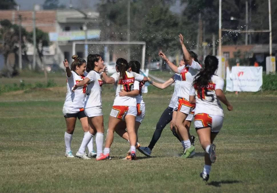 NO PIERDEN LA COSTUMBRE. Cardenales sigue marcando diferencia y celebra cada título como si fuera el primero. Ahora, le apunta al tetracampeonato argentino. la gaceta / fotos de osvaldo ripoll