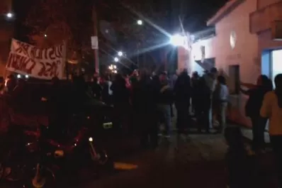 Quemaron gomas frente a la comisaría para exigir que se esclarezca la muerte de un vecino, en San Pablo