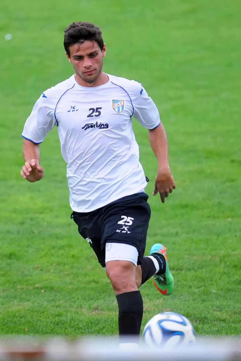 LESIONADO. Imbert se fue con un dolor en la espalda. Era lumbalgia. LA GACETA / FOTO DE DIEGO ARÁOZ